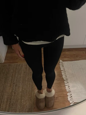 Träningstights  - Ett par svarta träningstights från AIMN. Det finns ingen lapp därav lite osäker på storleken, men skulle säga storlek XS/S🩷