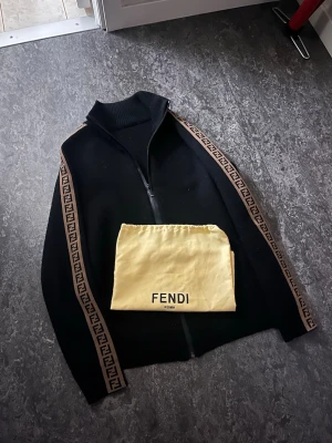 Fendi zip hoodie  - Fendi zip hoodie Passar perfekt för att sticka ut lite extra runt folk riktigt snygg. Storlek S Pris 750