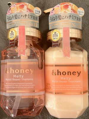 &honey Melty Shampoo & Treatment set - Säljer ett set med &honey Melty Moist Repair Treatment 2.0 som är en japansk honungsbalsam som effektivt bekämpar torrhet och frissighet i ditt hår, och säkerställer att det förblir djupt återfuktat och vackert glänsande från rot till topp. Vanligt pris per styck: 350kr, dvs för hela settet kostar det 700kr sammanlagt. Varje tub innehåller 445ml. Dessa är oanvända. 