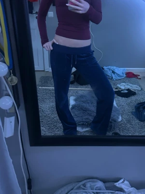 Mörkblå mjukisbyxor med dragsko - Säljer ett par mörkblå mjukisbyxor med bred resår i midjan och dragsko. Byxorna har raka ben o väldigt mjuka🩷🩷