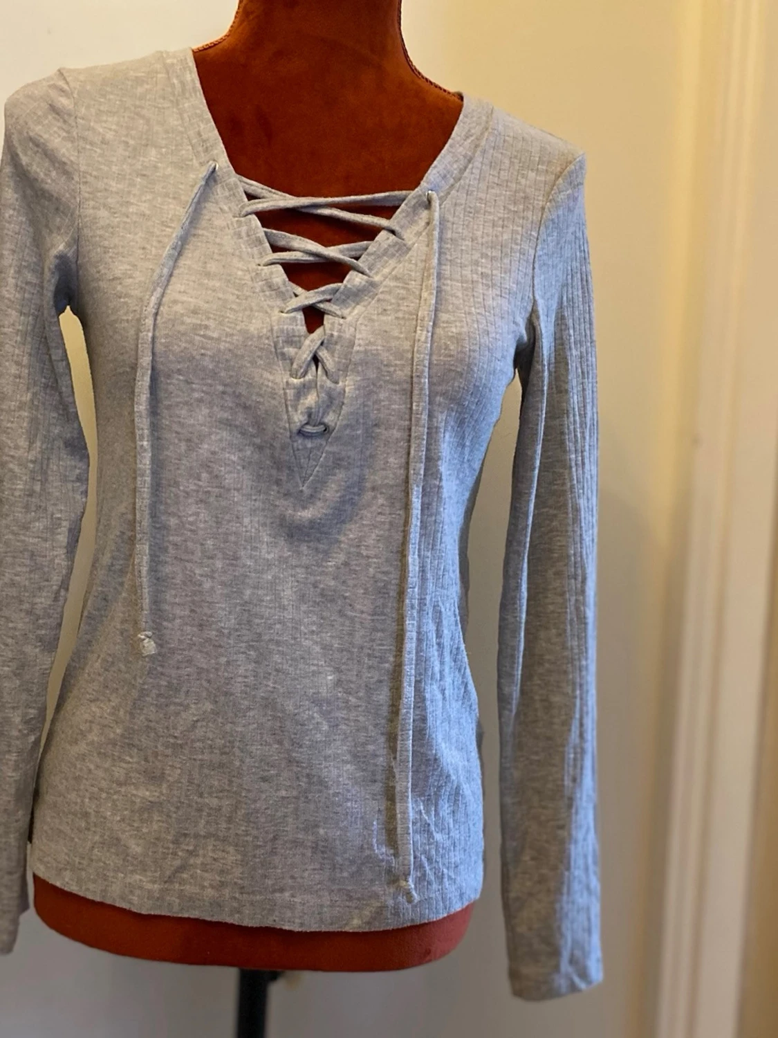 Ljusgrå långärmad topp med snörning XS