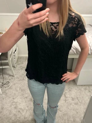 Svart spetsblus  - Svart spetstopp i bra skick nästan aldrig använd💕 Tveka inte att skriva om du är intresserad eller vill ha fler bilder. Pris kan diskuteras❤️