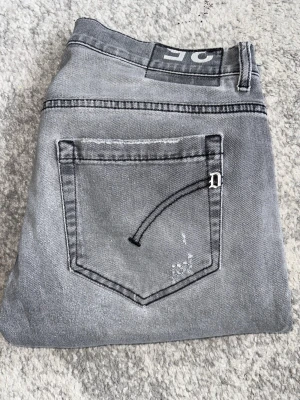 Gråa Dondup George jeans - Dondup George jeans | Skick 9/10 | W35 | Pris 999kr | Priset går och diskutera | Fabriksslitningar | Hör av er vid intresse eller frågor!🌟