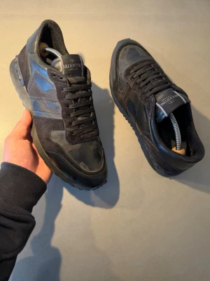 Valentino Rockrunner Skor - ‼️VI TAR INGA BYTEN‼️Valentino ”Rockrunner” Sneakers | Skick: 8,5/10 | Storlek 40 fits 41 | Enbart skorna ingår! | Frakt sker inom 24 timmar efter köp 📦💨 | Hör av dig vid minsta fråga eller fundering 💭