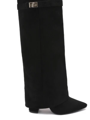 Svarta höga stövlar i mocka - Säljer ett par svarta höga stövlar i mocka med bred skaft och spetsig tå. Stövlarna har en dekorativ rem med metallspänne upptill och låg klack. Perfekta för dig som vill ha en edgy och trendig look.