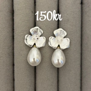 Silverfärgade örhängen med pärldroppe - Par .