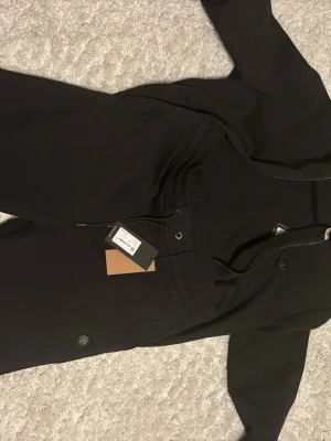 Svart tracksuit från Hugo boss  - Säljer en helt ny Hugo boss tracksuit kostar 4600 finns kvitto alla lappar sitter kvar aldrig använd! stl L på både byxorna och tröjan 