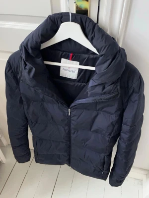 Moncler jacka  - Moncler jacka, jäkligt skön jacka. Äkta såklart med najs passform och fina detaljer. Inga defekter! Modellen som bär den är 180 cm 75 kg och bär storlek 6 vilket motsvarar M ungefär. 