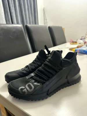 Svarta sneakers från ECCO - Snygga svarta sneakers från ECCO med robust sula och coolt tryck på tån. Skorna har svarta skosnören, låg profil och en modern design som sticker ut. Materialet är en mix av textil och syntet, perfekt för dig som gillar streetwear. Använda endast 2 gånger nypris i eccos egna hemsida för 1499kr dem är vattentätta goretex.