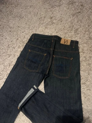 Dry Heavy Selvedge nudie jeans lose slim fit w30  - Dry Heavy Selvedge nudie jeans i lose slim fit med hög potential till en riktigt fet fade. Nytt skick inga defekter. Storlek w30 modell thinn finn. Postas antigen samma dag som köp eller dagen därpå🙌💯