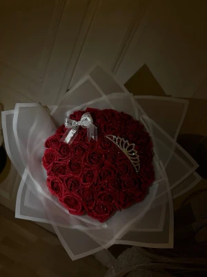 40 shiny rosor - Säljer ett elegant diadem i silverfärg med gnistrande strass och en snygg lövformad detalj. Perfekt accessoar för att lyfta din look med lite extra bling. Diademet har en smal och stilren form som sitter bekvämt på huvudet.