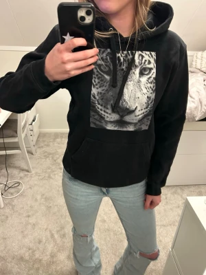 Svart hoodie med leopardtryck - Svart hoodie med leopard tryck, lite sndvänd men i bra skick, den är i M men lite liten i storleken💕 Tveka inte att skriva om du är intresserad eller vill ha fler bilder. Pris kan diskuteras❤️