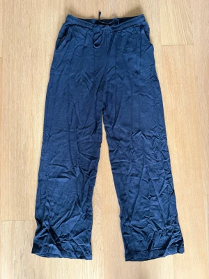 Mörkblå linnebyxor  - Säljer ett par mörkblå linnebyxor med avslappnad passform från stradivarius i storlek M