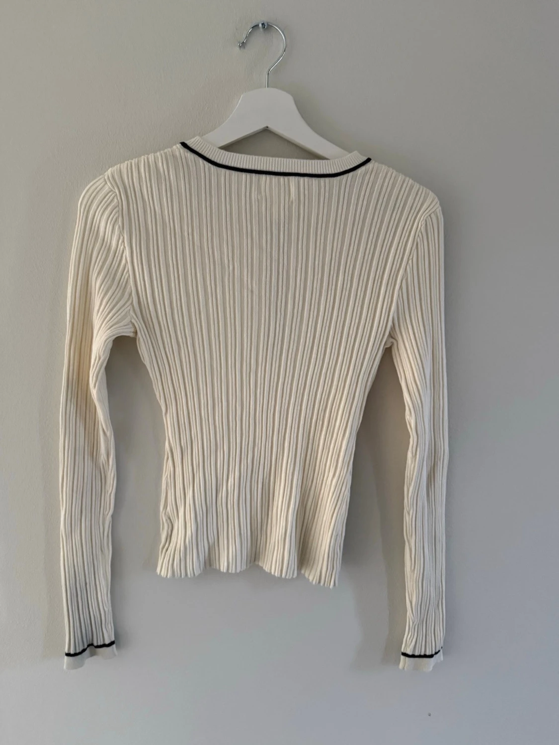 Vit ribbad tröja med svarta detaljer H&M - 2