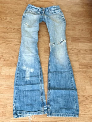Vintage slitna superlågmidjade jeans - Sååå sjukt snygga vintage superlågmidjade jeans med slitna detaljer! ❤️