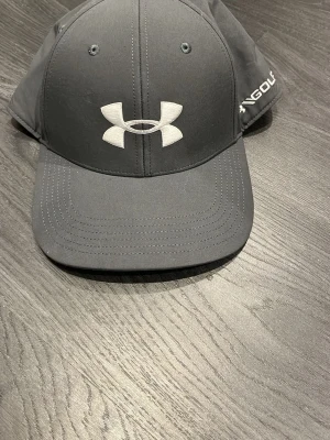 Under Armour keps - Säljer denna golf under armour kepsen då den aldrig har använts därav helt nytt skick. Priset ej hugget i sten 🪨 