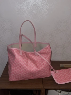 Rosa väska  - Söt rosa väska. Använd få gånger!! 