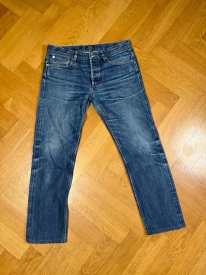 Apc petit standard dry selvage jeans  - Riktigt schyssta selvage jeans ifrån apc storlek 31 jättebra skick  