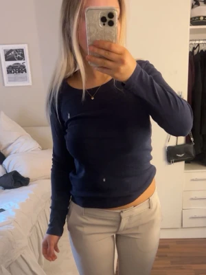 Polo Ralph lauren tröja  - En enkel och stilren mörkblå långärmad tröja med rund halsringning från polo Ralph lauren.