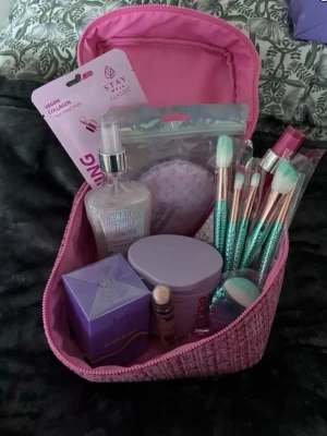 Gift set - Obs! Väskan på bilden är inte inkluderad 🫶 allt annat ingår och är i helt nytt skick! Hårmasken har jag råkat komma åt och öppnades lite men har aldrig använt den🫶 - kan mötas i Sthlm 🫶