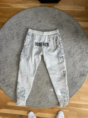 Hoodrich byxor grå - Säljer mina sprillans nya hoodrich byxor. Strlk M