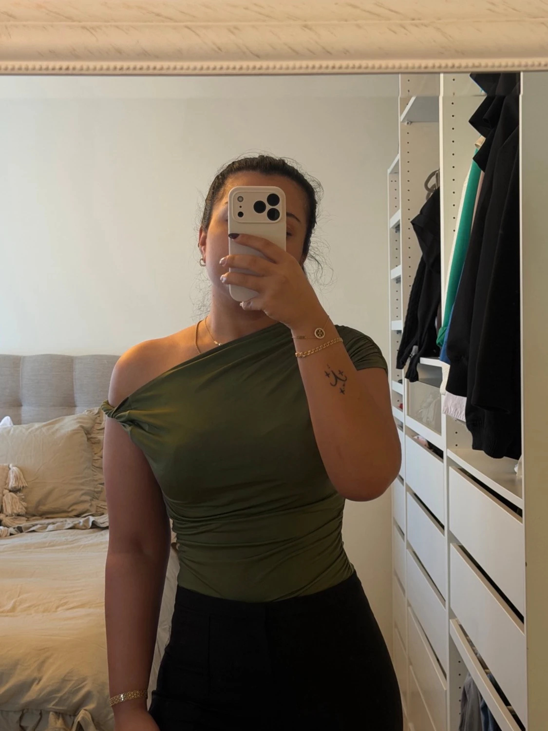 Olivgrön oneshoulder body  - 1