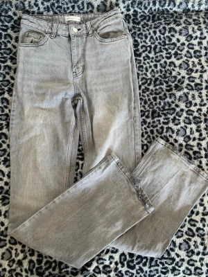 Grå raka jeans från Perfect Jeans - Snygga grå jeans från Perfect Jeans i rak modell. Jeansen har klassisk femficksdesign, hög midja och är tillverkade i ett mjukt denimtyg. Perfekta för dig som gillar en enkel och stilren look med en modern twist.