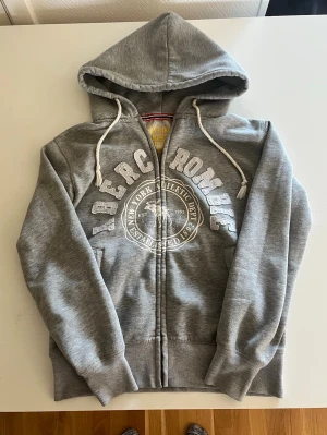 Abercrombie & Fitch zip hoodie - Riktigt snygg Abercrombie & fitch zip hoodie i grå färg. Otroligt eftertraktad och i väldigt fint skick inga fel. Storlek M Pris endast 488 kr kom gärna med frågor och prisförslag har även mycket mer i min profil stor rabatt vid köp av flera✌️😁