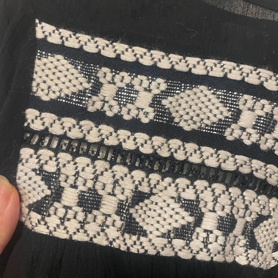 Svart blus med broderi från Paramount - 2