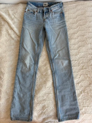 Ljusblå straight jeans  - Säljer ett par ljusblå jeans från lager 157 i modellen icon. Mycket fint skick och sparsamt använda så inga defekter. Original priset är runt 300kr. Jag är 155cm för referens och dom är lite lång för mig så man ser vid fötterna. 