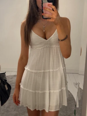 Vit klänning  - Sååå söt klänning perfekt för midsommar elr liknande 🥹💓💓 använd typ 3 ggr