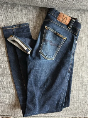  Nudie Jeans - Hej och välkommen till Liljestrands just nu så säljer vi ett par nudie jeans i nytt skick och dessutom selvedge i modellen lean Dean storlek 29/32 kan gå ner i pris vid snabba affär inga defekter eller liknande mvh L