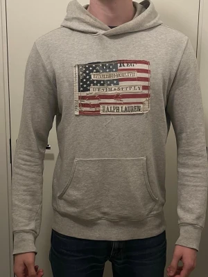 Denim&Supply hoodie - Hoodie från denim&supply i storlek S. Den fick små hål vid armbågarna så jag satte på armbågslappar, det är inte ett helt perfekt jobb, men det ser fortfarande bra ut. Det är något som man om man vill kan fixa själv eller låta en skräddare fixa. Men den ser som sagt fortfarande bra ut. Den här Hoodien säljs inte längre och är väldigt eftertraktad.