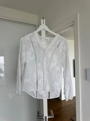 Söt blus  - Säljer denna söta blus, storlek xs men passar även S. Köpt för 1000 kr 