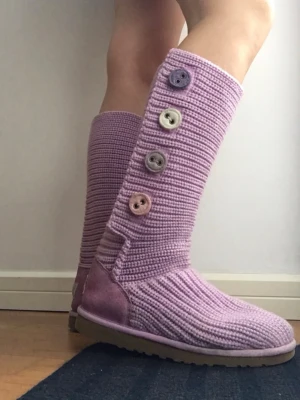 Stickade lila UGGS - Så fina syrenlila stickade UGGS i storlek 36.5 💜En modell som inte säljs längre! Hade så gärna behållit men dem är för stora :(
