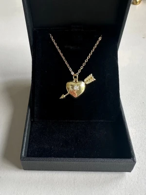 Heart necklace  - Halsbandet är aldrig använt och är 100 % rost- och nickelfritt. Kedjan är 40 cm lång men kan förlängas med ytterligare 5 cm. Hör gärna av dig om du har några frågor ☺️