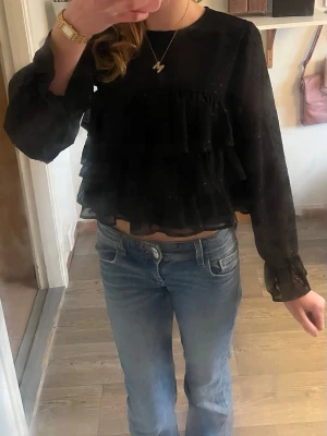 Glittrig blus - Säljer denna superfina glittriga blusen från Gina💕