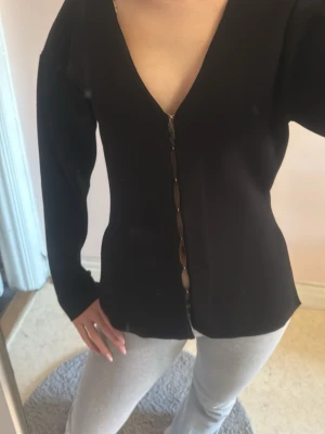 Topp med krokar fram - Fin topp med krokar framtill. den är xs men passar nog fram rill typ m/l.