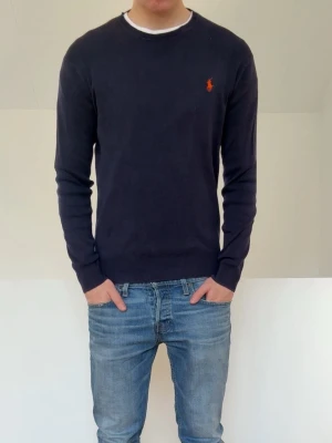 Mörkblå Stickad Tröja Ralph Lauren  - Säljer en fet stickad tröja ifrån Ralph Lauren i färgen mörkblå! Tröjan är i bra skick utan nåra defekter och är sitter i strl S! Hör gör aav er vid frågor elr funderingar!!