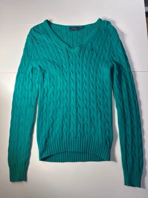 Grön v ringad Ralph Lauren tröja - Tja den är i mycket fint skick i storlek M från Ralph Lauren 