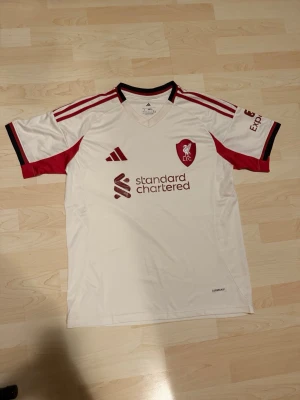 Liverpool FC Borta Kit 2025/26 - Stilren fotbollströja i helt nytt skick. Tröjan är inte använd en endaste sekund.