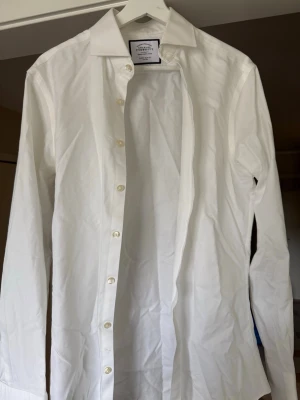 Charles Tyrwhitt vit skjorta - Storlek XL. Säljes i befintligt skick. Hör av dig för fler frågor och funderingar. 