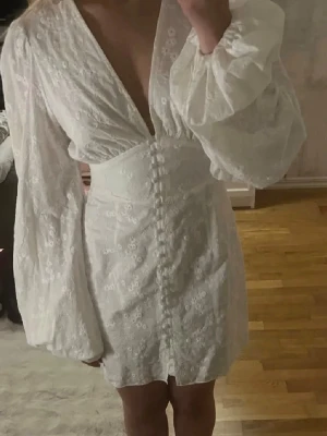 Vit Adoore kläning - Säljer min Afoore klänning för att jag köpte fel storlek. Den är som nyskick förutom att det saknas två knappar längst ned men jag har sytt till det så bra jag kan. Min tanke var att ha den som student klänning, den är otroligt fin!