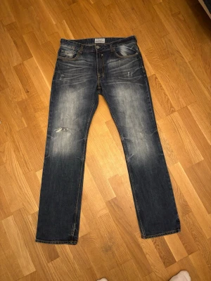 jeans med slitningar - Tjena säljer dessa asfeta mörkblåa jeans med snygg wash och slitningar. W:32, L:34. Pris kan absolut diskuteras.