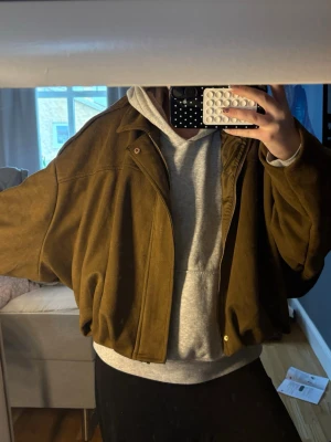 ZARA liknande jacka - Säljer en brun oversized jack i mockaimitation med breda axlar och avslappnad passform. Jackan har dragkedja framtill och ribbade muddar vid ärmslut och midja. Skulle säga att denna jacka är nästintill identisk med den viral zara jackan. Men den är inte från zara och jag vet inte märket.