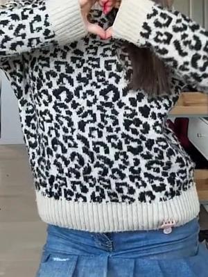 Stickad tröja med leopardmönster - Säljer en superfin stickad leopard tröja. Tröjan har ribbstickade muddar vid ärmslut, halsringning och nederkant. Skriv gjärna för mer info och bilder💕💕