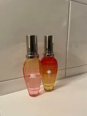 Escada Brisa Cubana & Taj Sunset edt - Två parfymer från Escada: Brisa Cubana och Taj Sunset. Beiga cubana har cirka 50% kvar och Taj sunset 80%. 30 ml flaskor. Edt. 150 kr för båda.