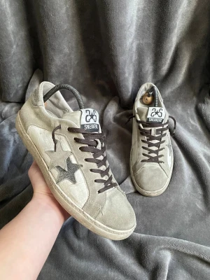 2Star Sneakers  - Snygga 2Star Sneakers i färgen grå/vit! ⭐️ Storlek 41, passar även 40,42! ⭐️Lite slitna men feta!! 🤩