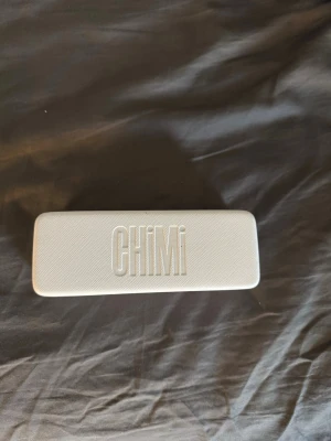 Vit CHIMI solglasögonfodral - Säljer ett solglasögon fodral från CHIMI