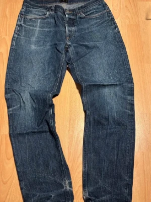 ASKET raw denim jeans - Raw denim jeans från ASKET med feta fades! Nypris: ca 1750 mitt pris: 350.                                        Mått: (midja 40) (längd 98) (benöppning 16)
